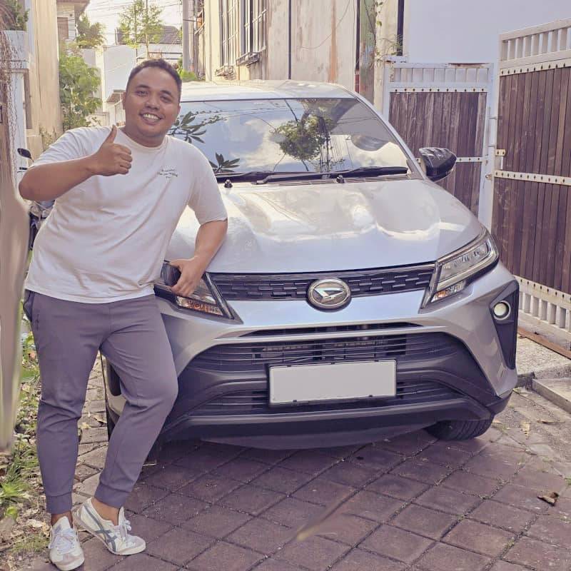 Yosua next to Car (col, small)